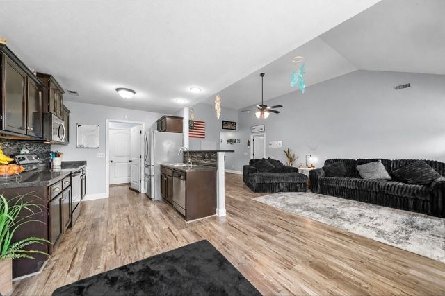 400 Leslie Wood Dr, Clarksville, TN 37040