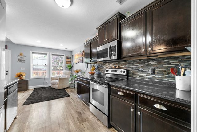 400 Leslie Wood Dr, Clarksville, TN 37040