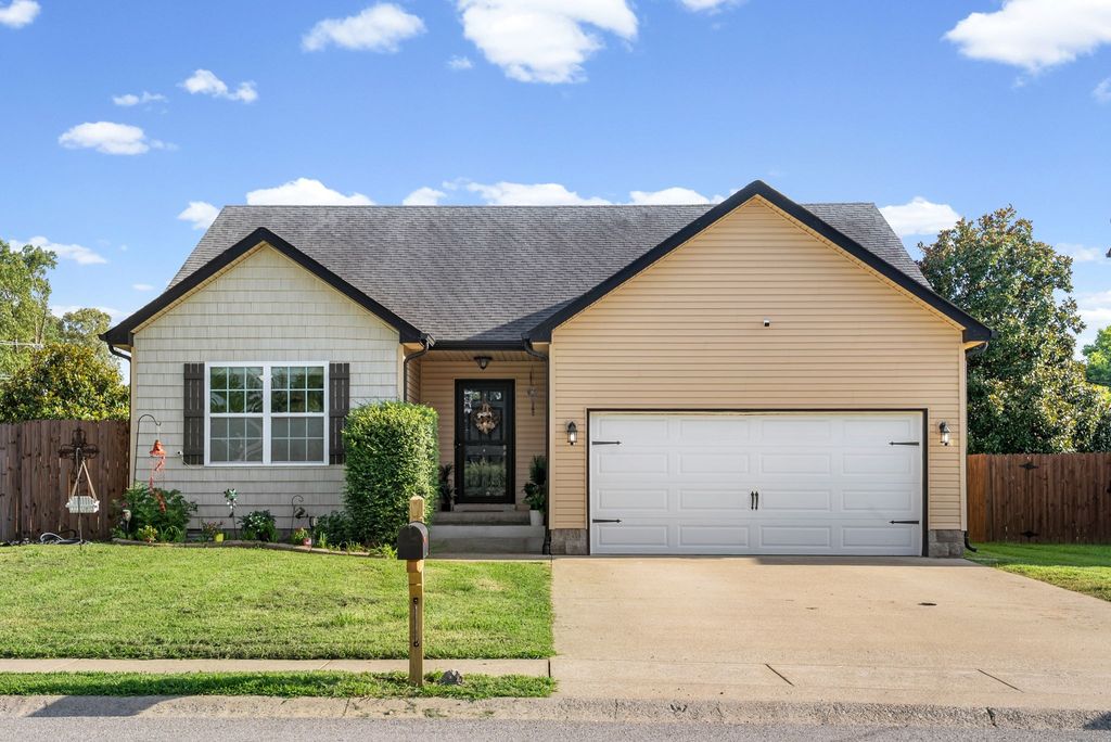 400 Leslie Wood Dr, Clarksville, TN 37040