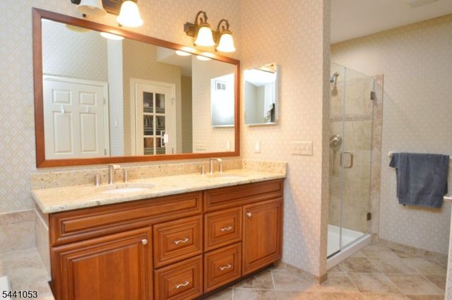 1 Greenwich Ct, Mount Olive Twp., NJ 07828