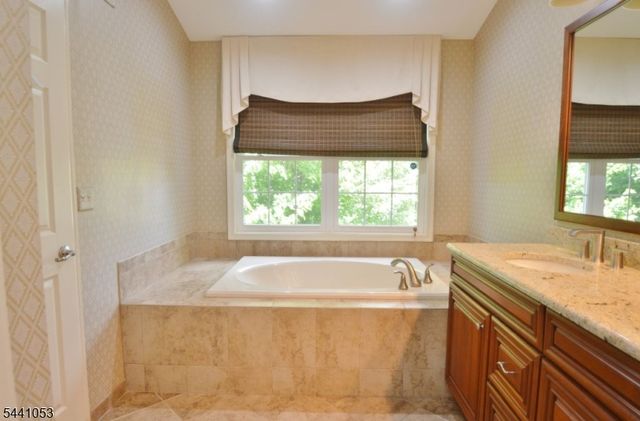 1 Greenwich Ct, Mount Olive Twp., NJ 07828