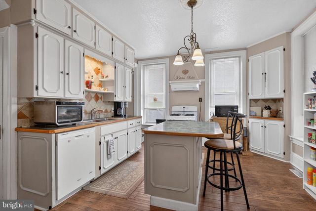 121 N MAIN ST, Red Lion, PA 17356