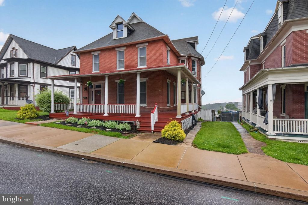121 N MAIN ST, Red Lion, PA 17356