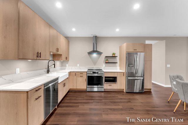 300 N 7th Street Unit 2 - Upper, Grand Haven, MI 49417