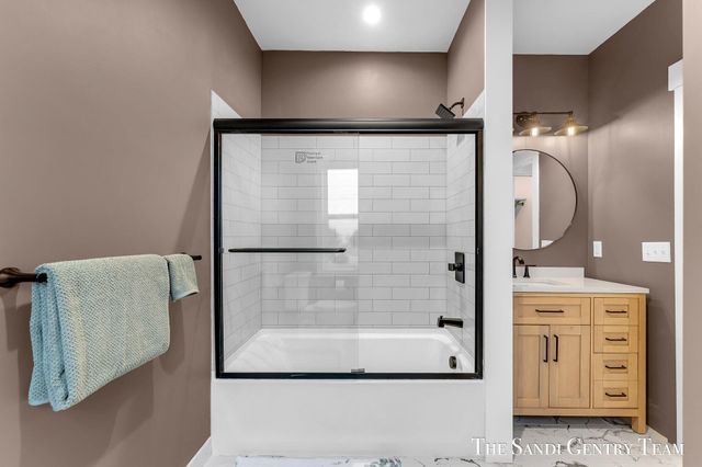 300 N 7th Street Unit 2 - Upper, Grand Haven, MI 49417