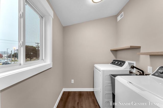 300 N 7th Street Unit 2 - Upper, Grand Haven, MI 49417