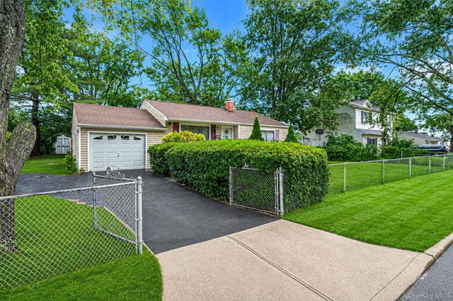 2715 Falcon Avenue, Medford, NY 11763