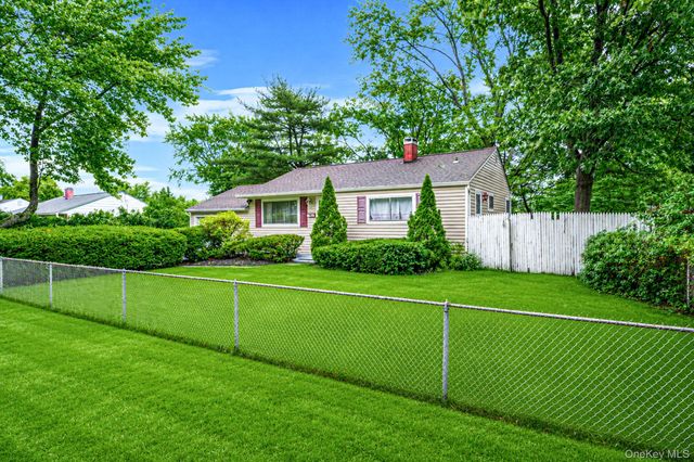 2715 Falcon Avenue, Medford, NY 11763