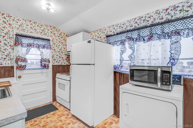 2715 Falcon Avenue, Medford, NY 11763