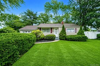 2715 Falcon Avenue, Medford, NY 11763