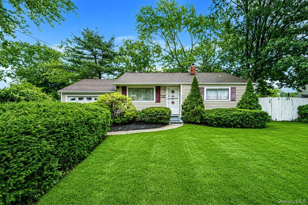 2715 Falcon Avenue, Medford, NY 11763