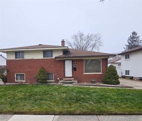 9814 Cass Avenue, Taylor, MI 48180