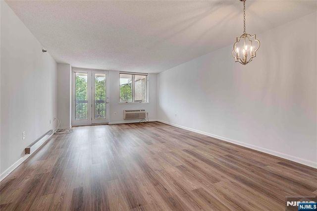 10 Smith Manor Boulevard 211, West Orange, NJ 07052