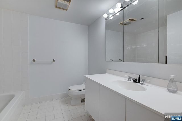 10 Smith Manor Boulevard 211, West Orange, NJ 07052