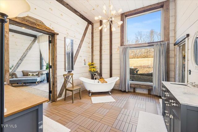 2752 Knob Creek Road, Johnson City, TN 37604