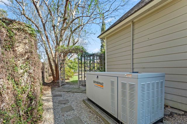 2102 Sassy Ln, Baton Rouge, LA 70808