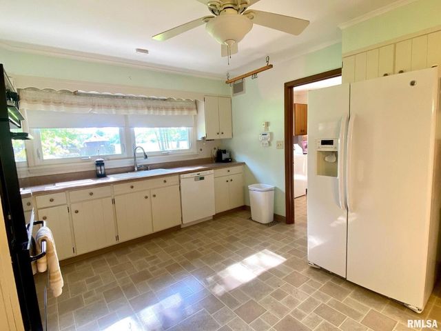 807 W MARKET Street, Christopher, IL 62822