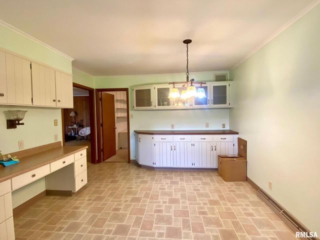 807 W MARKET Street, Christopher, IL 62822