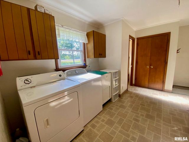 807 W MARKET Street, Christopher, IL 62822