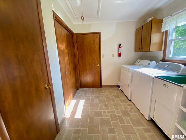 807 W MARKET Street, Christopher, IL 62822