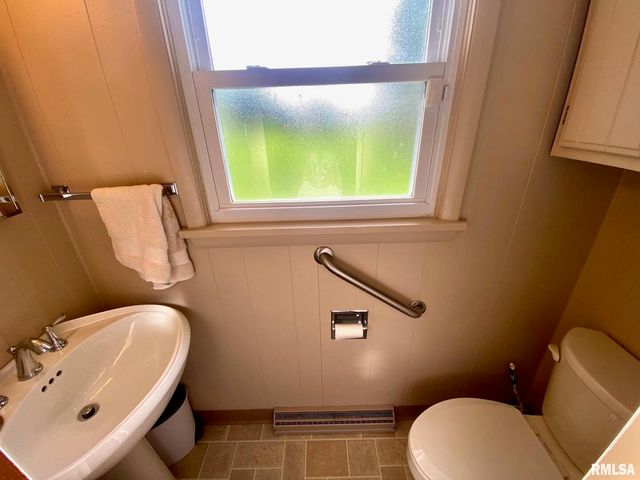 807 W MARKET Street, Christopher, IL 62822