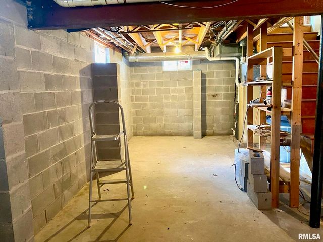 807 W MARKET Street, Christopher, IL 62822