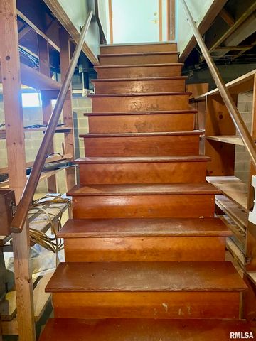 807 W MARKET Street, Christopher, IL 62822