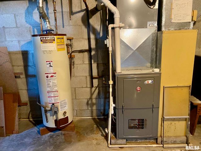 807 W MARKET Street, Christopher, IL 62822