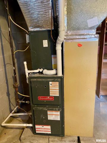 807 W MARKET Street, Christopher, IL 62822