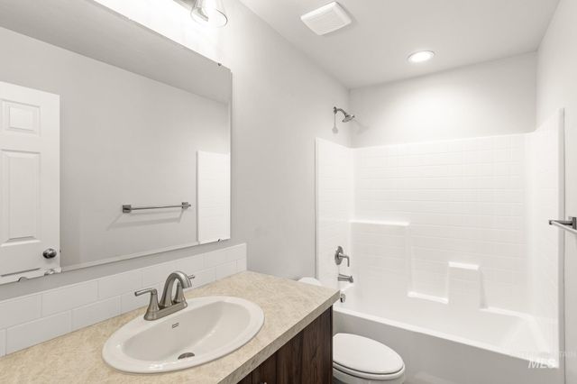 7047 E Amber Springs St, Nampa, ID 83687