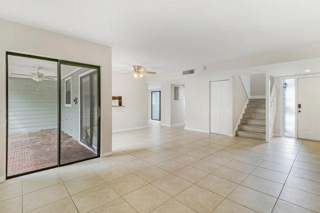 202 LAKEWOOD Drive 11B, Jupiter, FL 33458