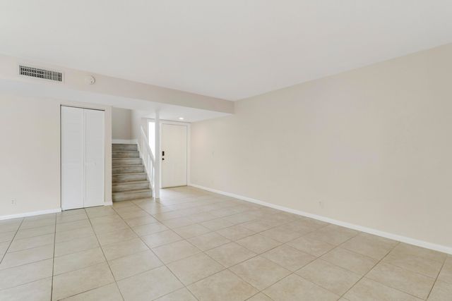 202 LAKEWOOD Drive 11B, Jupiter, FL 33458