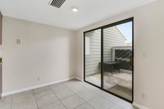 202 LAKEWOOD Drive 11B, Jupiter, FL 33458