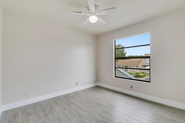 202 LAKEWOOD Drive 11B, Jupiter, FL 33458