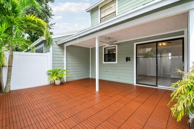 202 LAKEWOOD Drive 11B, Jupiter, FL 33458