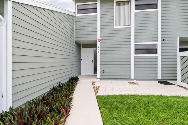 202 LAKEWOOD Drive 11B, Jupiter, FL 33458
