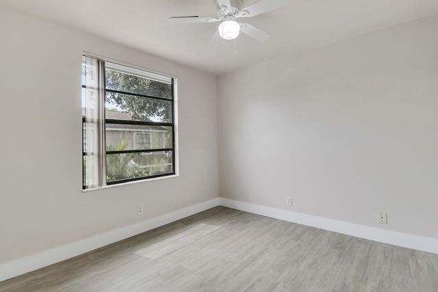 202 LAKEWOOD Drive 11B, Jupiter, FL 33458