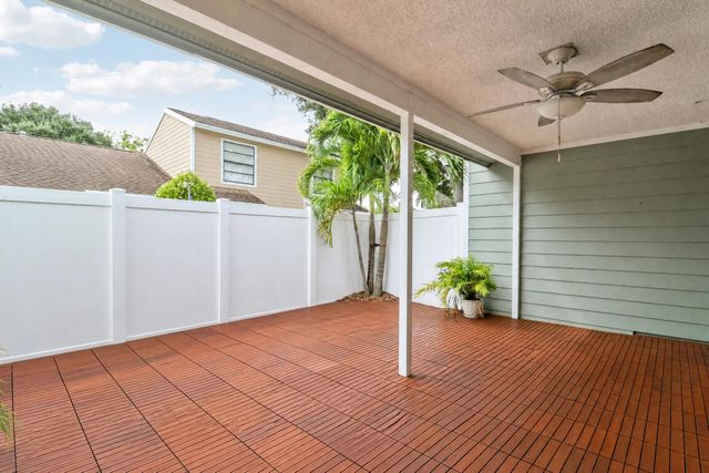 202 LAKEWOOD Drive 11B, Jupiter, FL 33458