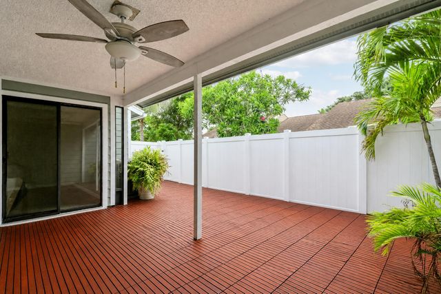 202 LAKEWOOD Drive 11B, Jupiter, FL 33458