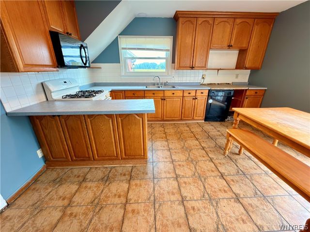 5945 Ward Road, Lewiston, NY 14132