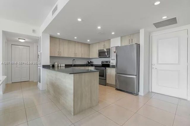 7525 E Treasure Drive 914, North Bay Village, FL 33141