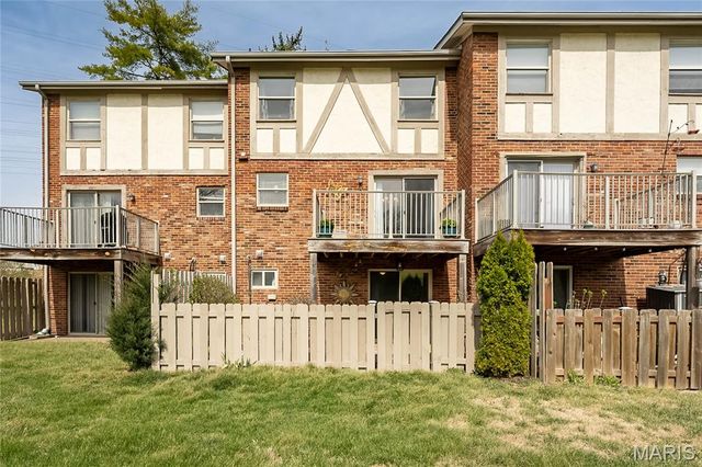 1467 Willow Brook Cove, St Louis, MO 63146