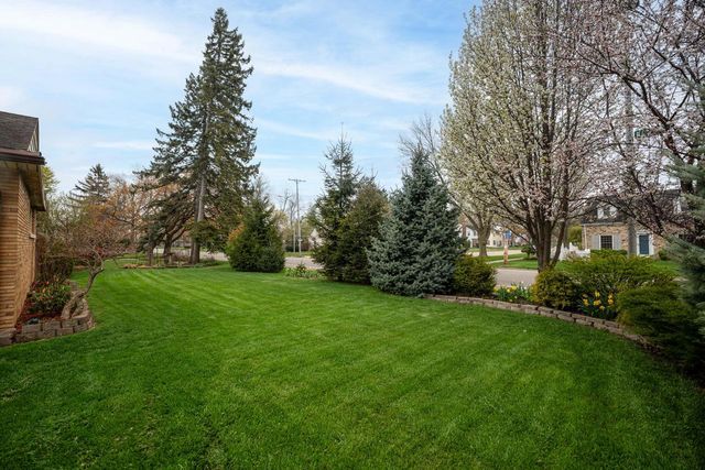 321 Lakecrest DRIVE, Racine, WI 53402