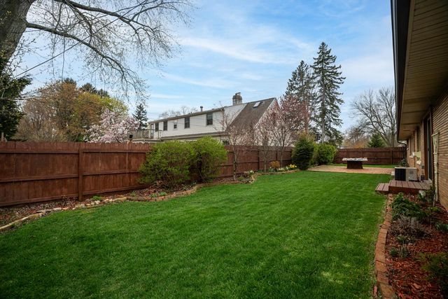 321 Lakecrest DRIVE, Racine, WI 53402