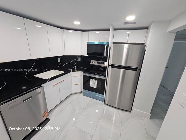 500 Bayview Dr 222, Sunny Isles Beach, FL 33160