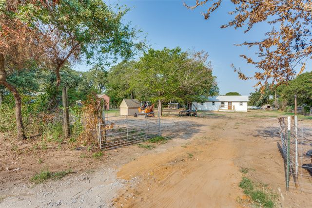 334 Briar Oaks Drive, Azle, TX 76020