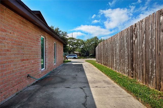 5038 Crestwick, Corpus Christi, TX 78413