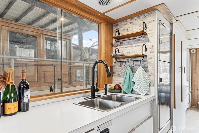 2401 N Northlake Way, Seattle, WA 98103