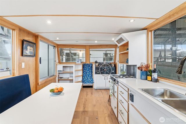 2401 N Northlake Way, Seattle, WA 98103