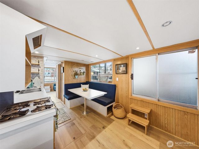 2401 N Northlake Way, Seattle, WA 98103